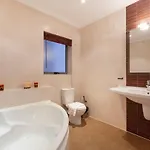 Spacious Seafront With Living, Sofa, Wifi & Ac By 360 Estates 아파트 슬리에마
