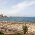 Spacious Seafront With Living, Sofa, Wifi & Ac By 360 Estates