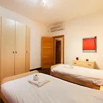 아파트 Spacious Seafront With Living, Sofa, Wifi & Ac By 360 Estates