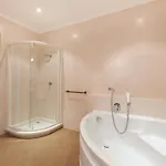 Spacious Seafront With Living, Sofa, Wifi & Ac By 360 Estates