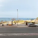 Spacious Seafront With Living, Sofa, Wifi & Ac By 360 Estates 아파트 *