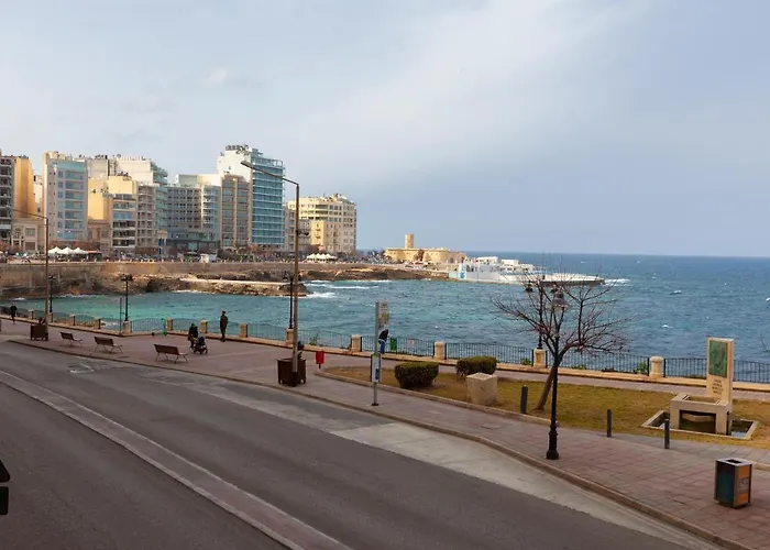 Spacious Seafront With Living, Sofa, Wifi & Ac By 360 Estates