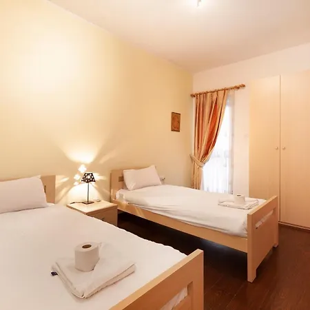 Spacious Seafront With Living, Sofa, Wifi & Ac By 360 Estates סליאמה