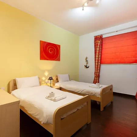 Spacious Seafront With Living, Sofa, Wifi & Ac By 360 Estates *