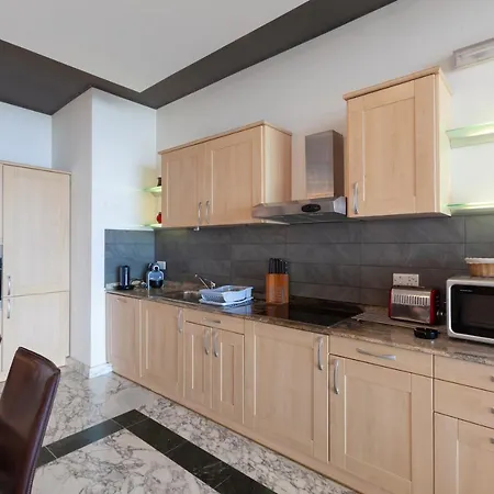 Spacious Seafront With Living, Sofa, Wifi & Ac By 360 Estates * סליאמה