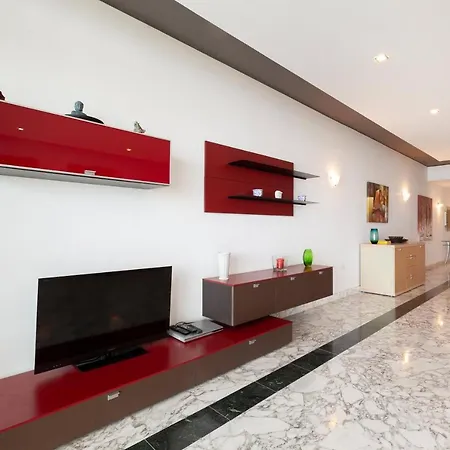 Spacious Seafront With Living, Sofa, Wifi & Ac By 360 Estates 公寓