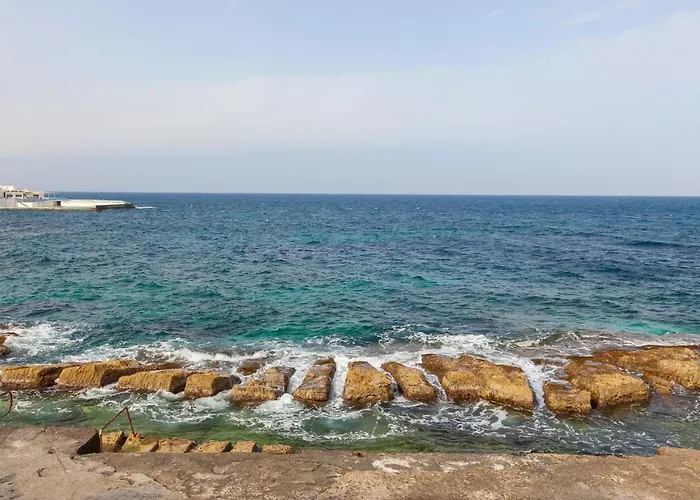 Apartment Spacious Seafront With Living, Sofa, Wifi & Ac By 360 Estates