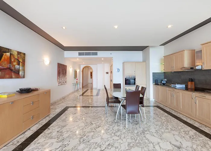 Spacious Seafront With Living, Sofa, Wifi & Ac By 360 Estates 아파트