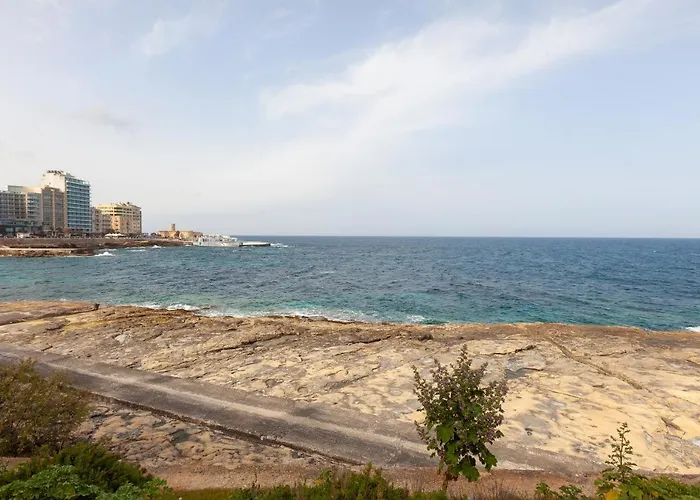 Spacious Seafront With Living, Sofa, Wifi & Ac By 360 Estates