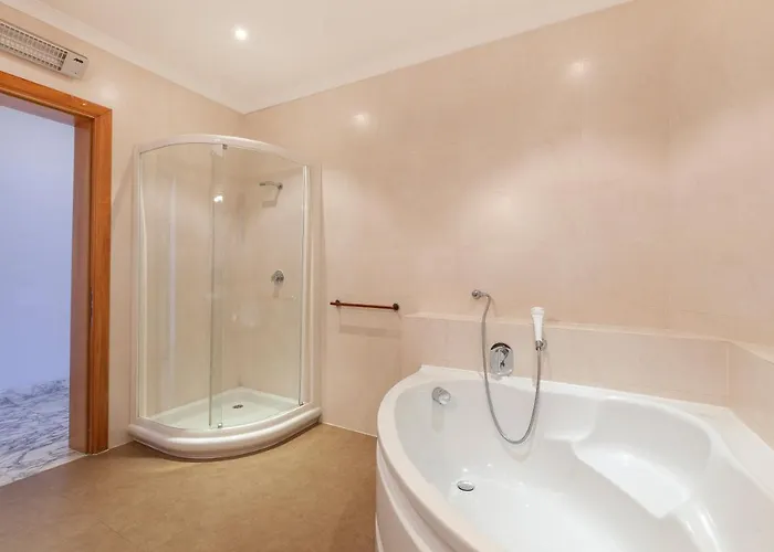 Spacious Seafront With Living, Sofa, Wifi & Ac By 360 Estates