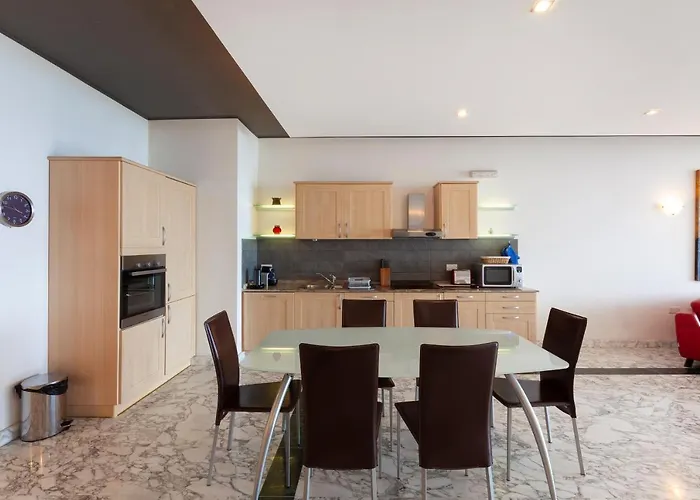 Spacious Seafront With Living, Sofa, Wifi & Ac By 360 Estates 아파트 슬리에마