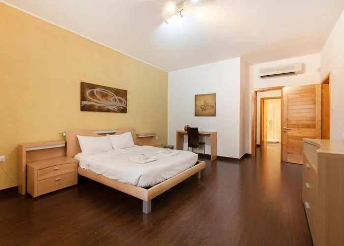 Spacious Seafront With Living, Sofa, Wifi & Ac By 360 Estates * Sliema