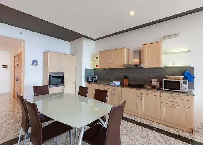 Spacious Seafront With Living, Sofa, Wifi & Ac By 360 Estates Sliema