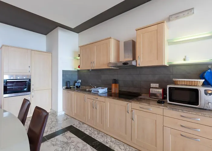 Spacious Seafront With Living, Sofa, Wifi & Ac By 360 Estates * Sliema