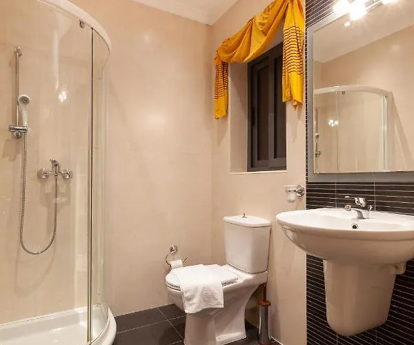 Spacious Seafront With Living, Sofa, Wifi & Ac By 360 Estates 아파트 *