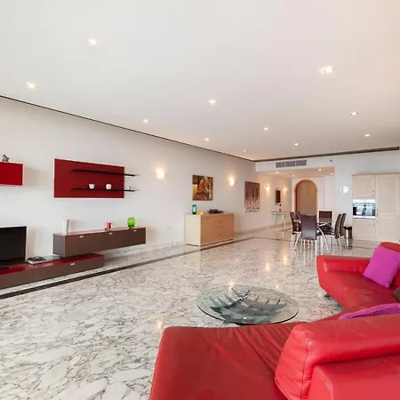 Spacious Seafront With Living, Sofa, Wifi & Ac By 360 Estates شقة