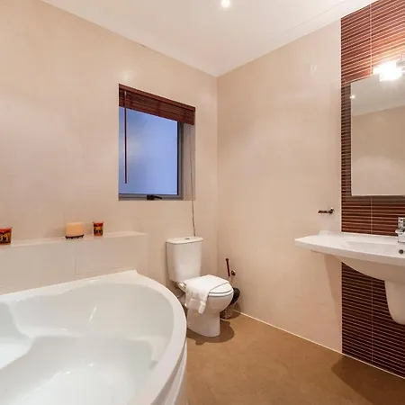 Spacious Seafront With Living, Sofa, Wifi & Ac By 360 Estates شقة سليمة