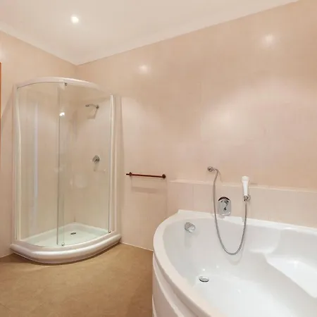 Spacious Seafront With Living, Sofa, Wifi & Ac By 360 Estates