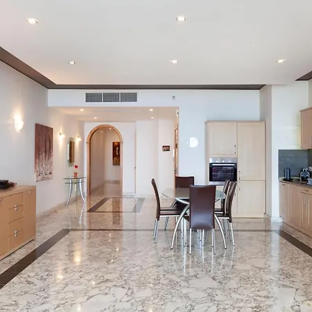 شقة Spacious Seafront With Living, Sofa, Wifi & Ac By 360 Estates سليمة