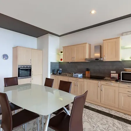 Spacious Seafront With Living, Sofa, Wifi & Ac By 360 Estates سليمة